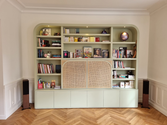 ✨ L'harmonie entre l'ancien et le moderne : une bibliothèque sur mesure pour un appartement de caractère ✨