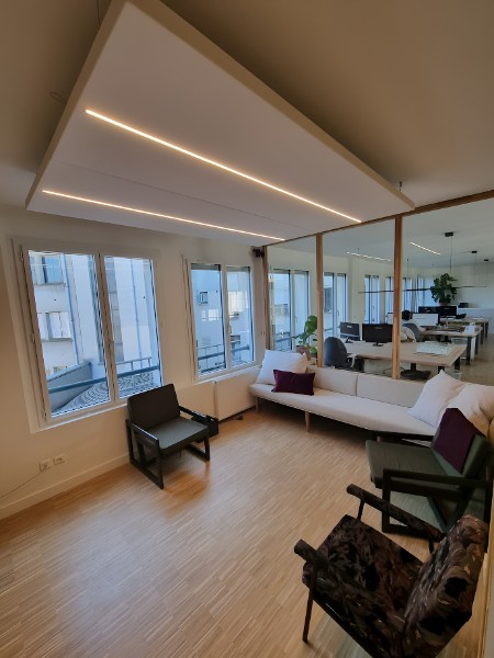 Aménagement d'une salle de réunion, banquette, plafond acoustique, assise. 